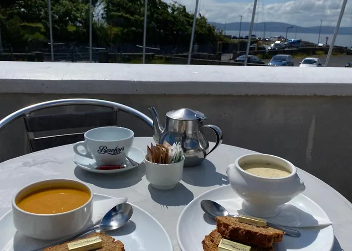 An Cruiscin Lan Hotel